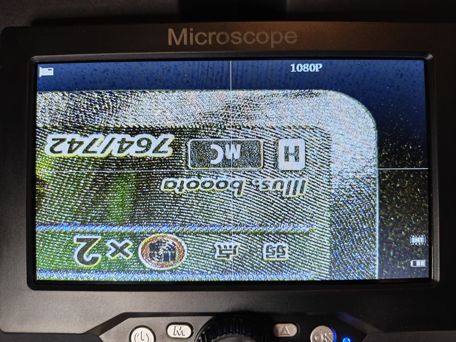 Retro carta Pok&eacute;mon al microscopio &mdash; micro-graffi diffusi sulla superficie